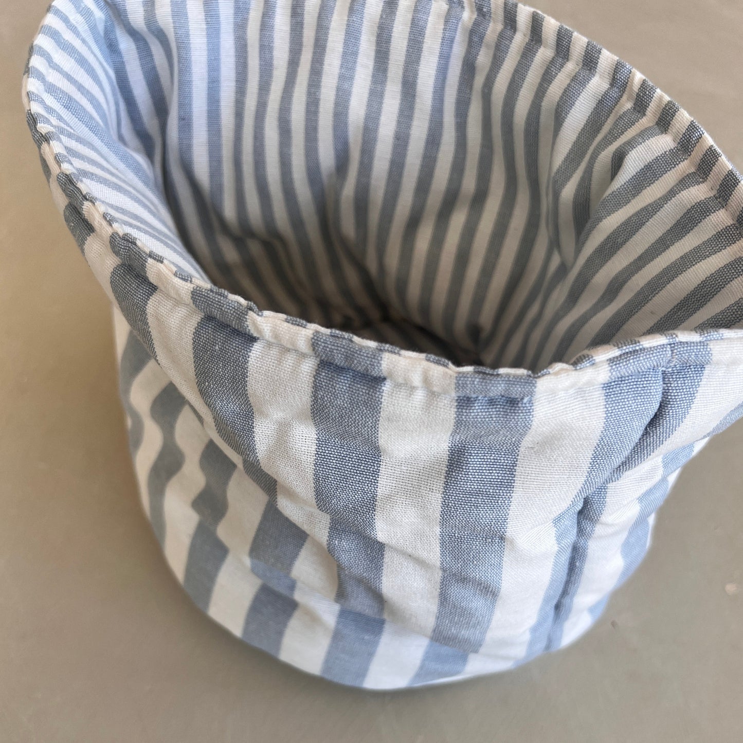 CESTA DE TELA VERANO RAYAS AZUL GRISÁCEO