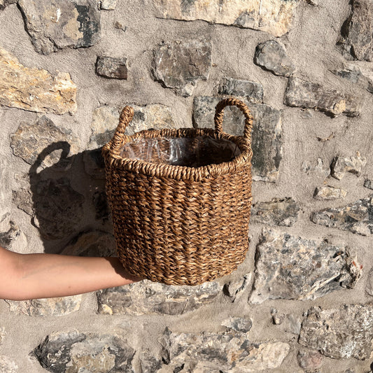 cesta de mimbre con un tamaño mediano 